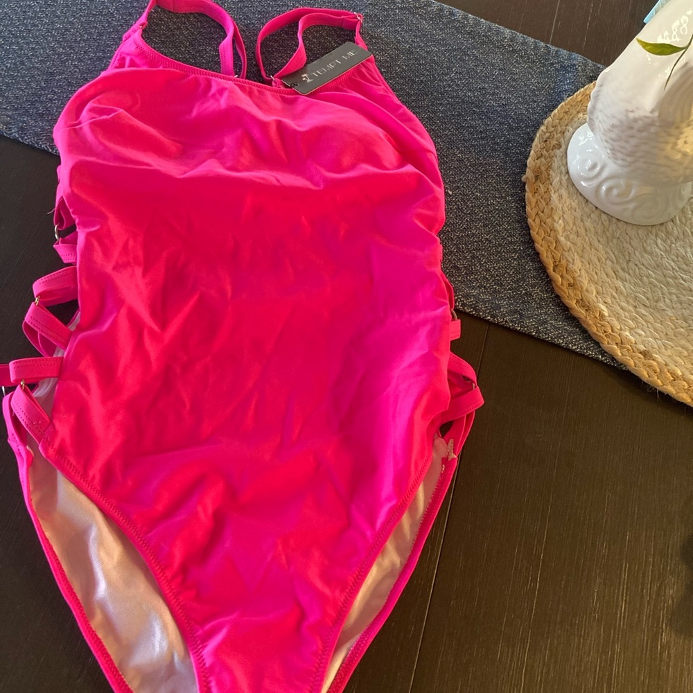 One piece hot pink M